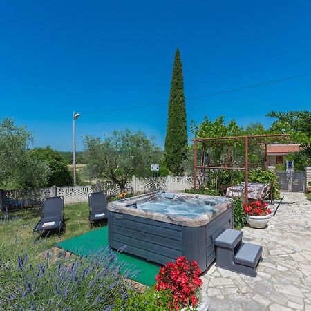 Ferienhaus Zora With Whirlpool Sveti Lovreč Pazenatički Kültér fotó