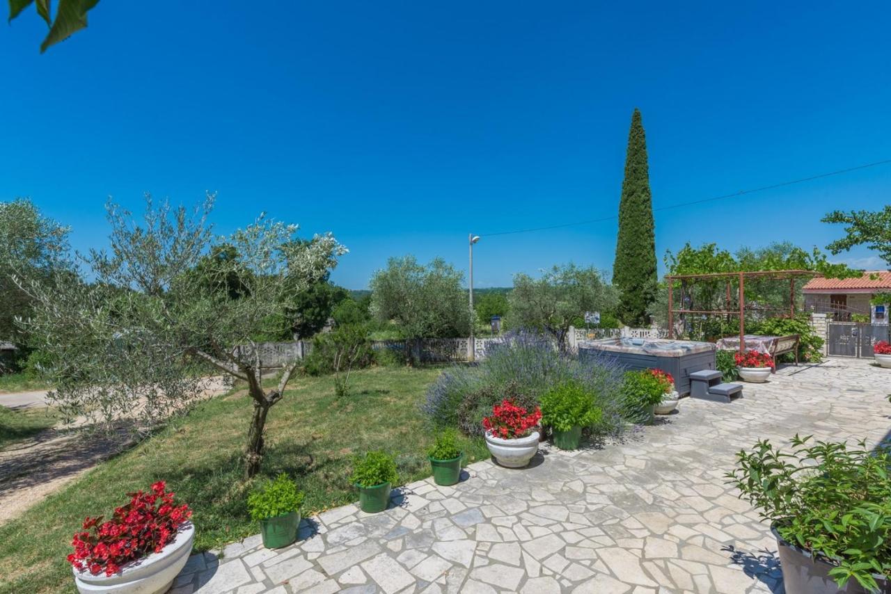Ferienhaus Zora With Whirlpool Sveti Lovreč Pazenatički Kültér fotó